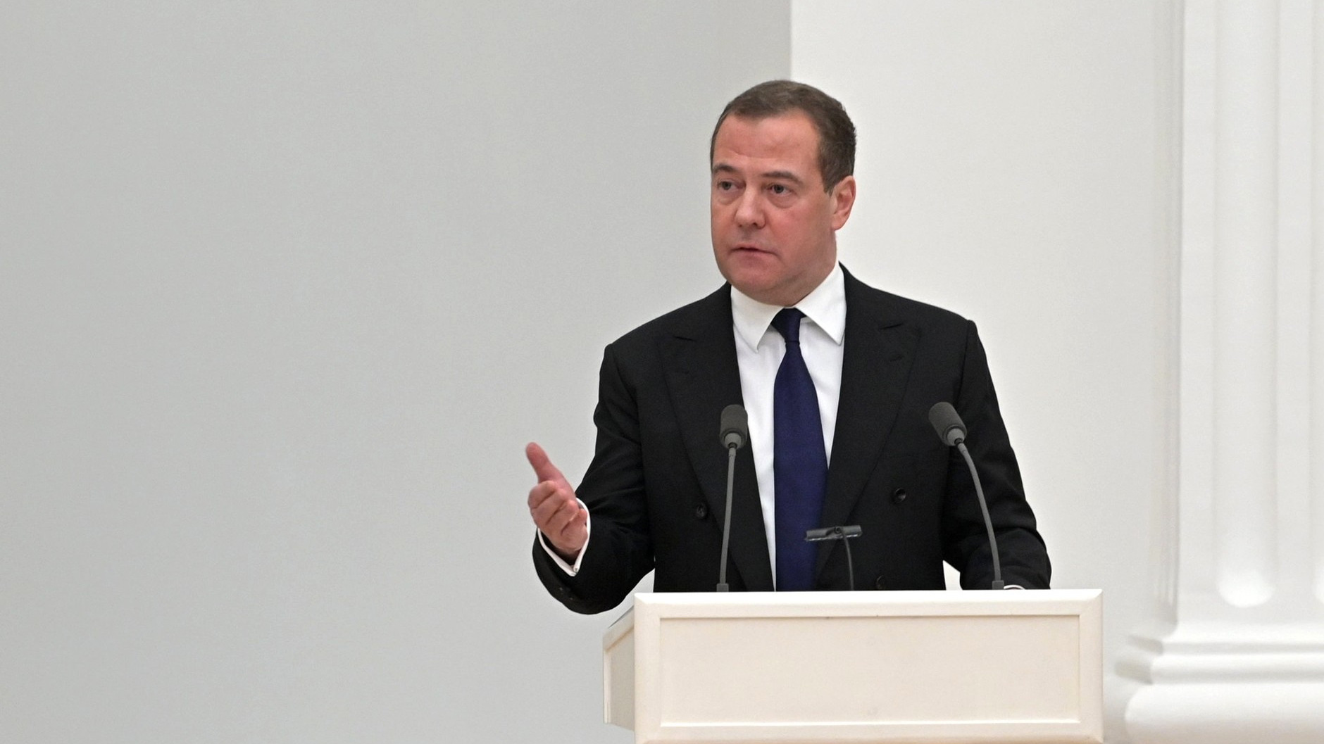 Медведев призвал в ответ на санкции мстить Западу «везде, где только можно»