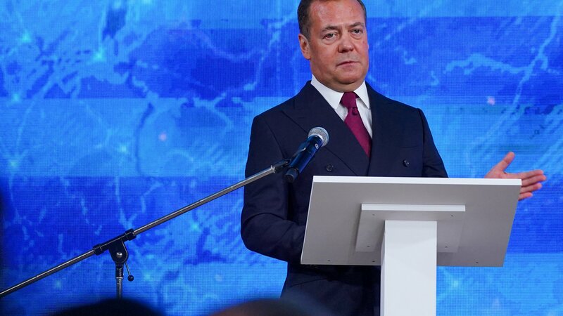 «Рамсы попутал»: Медведев призвал Шольца встать на колени