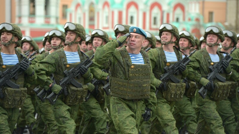 Приемы с оружием, песни и вальс: в Петербурге на военном параде была своя атмосфера